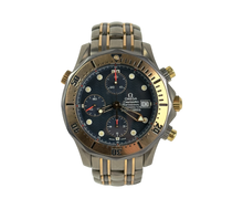 Omega Seamaster Chronograph 2596.80.00 (1990'erne) udført i titanium, rødguld og tungsten. Uret fremstår i alm. stand med brugsspor. Kommer med bokse, certifikat og manual. Uret er serviceret i 2025.