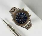 Omega Seamaster Chronograph 2596.80.00 (1990'erne) udført i titanium, rødguld og tungsten. Uret fremstår i alm. stand med brugsspor. Kommer med bokse, certifikat og manual. Uret er serviceret i 2025.