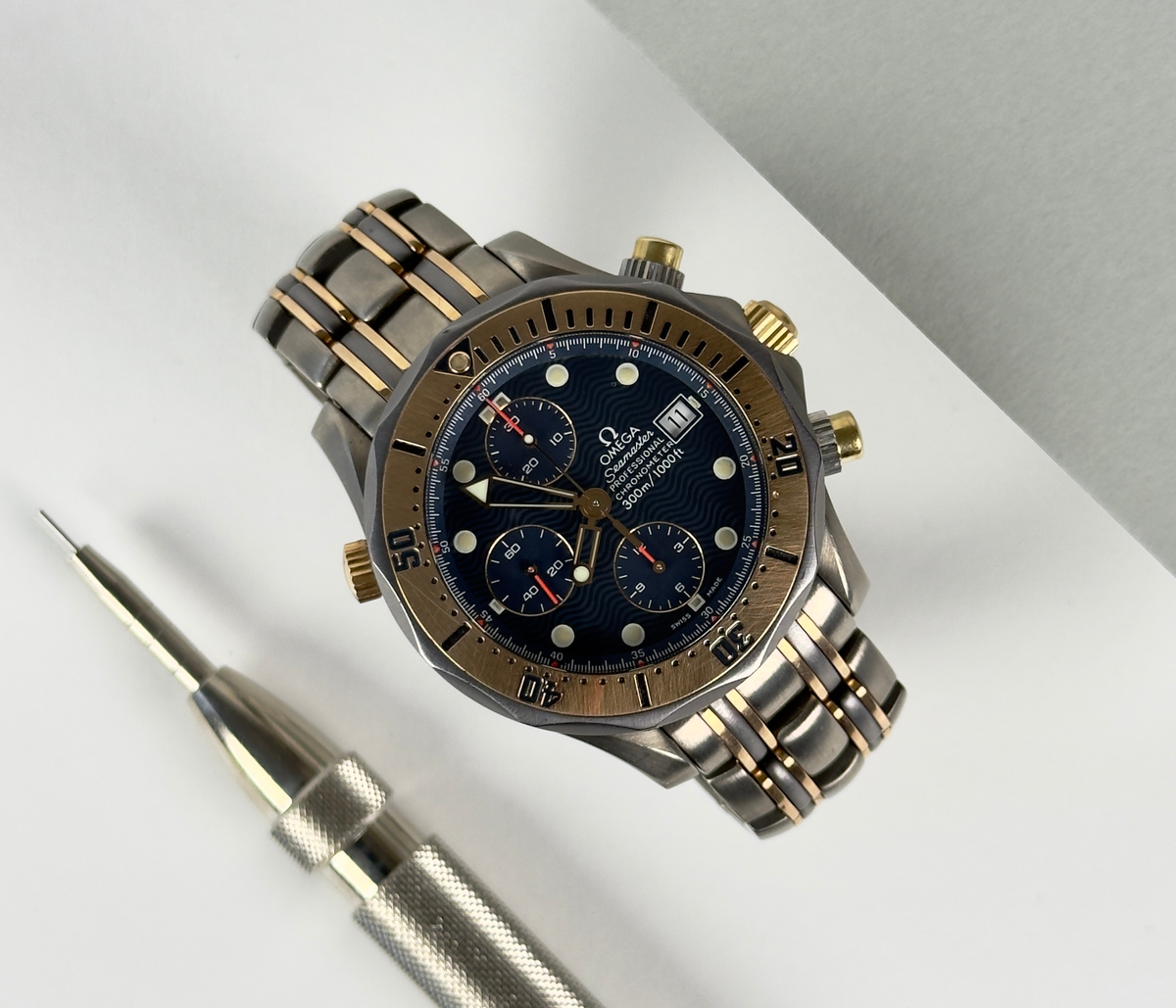 Omega Seamaster Chronograph 2596.80.00 (1990'erne) udført i titanium, rødguld og tungsten. Uret fremstår i alm. stand med brugsspor. Kommer med bokse, certifikat og manual. Uret er serviceret i 2025.