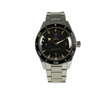 Omega Seamaster 300 Heritage 234.30.41.21.01.001 (2022) i stål med sort skive og sort oxideret aluminiumskrans med vintage Super-LumiNova. Uret fremstår i god alm. stand, 8/10. Kommer som fuldt sæt: Bokse, certifikater, manualer mv. 