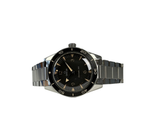 Omega Seamaster 300 Heritage 234.30.41.21.01.001 (2022) i stål med sort skive og sort oxideret aluminiumskrans med vintage Super-LumiNova. Uret fremstår i god alm. stand, 8/10. Kommer som fuldt sæt: Bokse, certifikater, manualer mv. 