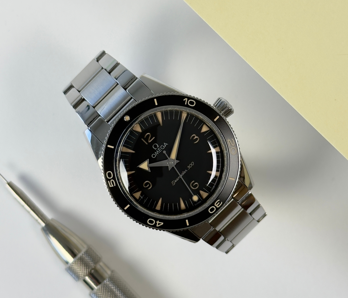 Omega Seamaster 300 Heritage 234.30.41.21.01.001 (2022) i stål med sort skive og sort oxideret aluminiumskrans med vintage Super-LumiNova. Uret fremstår i god alm. stand, 8/10. Kommer som fuldt sæt: Bokse, certifikater, manualer mv. 