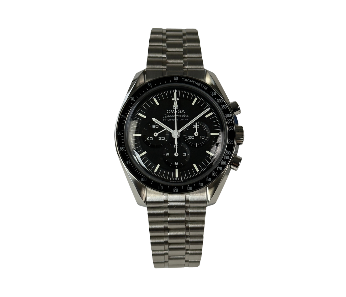 Omega Speedmaster Moonwatch Professional Hesalite (juni 2026) i stål med plexiglas. Uret fremstår i mint stand uden brugsspor og har delvist stickers, 10/10. Kommer som fuldt sæt: Bokse, certifikater, manualer og kvittering fra dansk AD. Kommer med ekstra sort original gummirem med foldespænde i stål. 