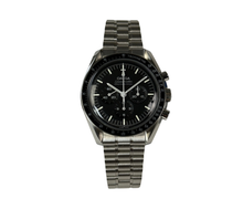 Omega Speedmaster Moonwatch Professional Hesalite (juni 2026) i stål med plexiglas. Uret fremstår i mint stand uden brugsspor og har delvist stickers, 10/10. Kommer som fuldt sæt: Bokse, certifikater, manualer og kvittering fra dansk AD. Kommer med ekstra sort original gummirem med foldespænde i stål. 