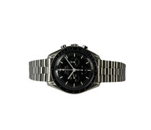 Omega Speedmaster Moonwatch Professional Hesalite (juni 2026) i stål med plexiglas. Uret fremstår i mint stand uden brugsspor og har delvist stickers, 10/10. Kommer som fuldt sæt: Bokse, certifikater, manualer og kvittering fra dansk AD. Kommer med ekstra sort original gummirem med foldespænde i stål. 