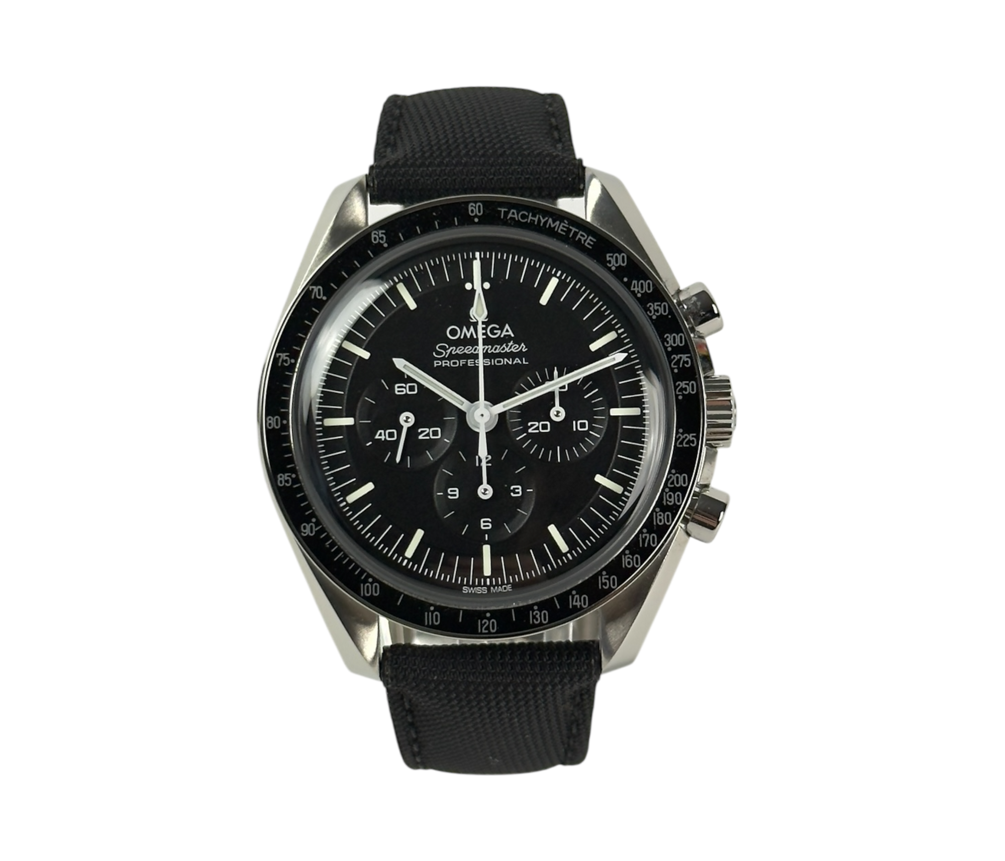 Omega Speedmaster hesalite 310.32.42.50.01.001 (dec. 2025) i stål med tekstilrem. Uret fremstår i mint stand uden brugsspor. Kommer som fuldt sæt: Bokse, certifikater, manualer mv. 