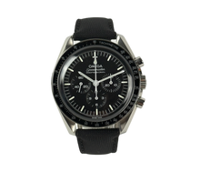Omega Speedmaster hesalite 310.32.42.50.01.001 (dec. 2025) i stål med tekstilrem. Uret fremstår i mint stand uden brugsspor. Kommer som fuldt sæt: Bokse, certifikater, manualer mv. 