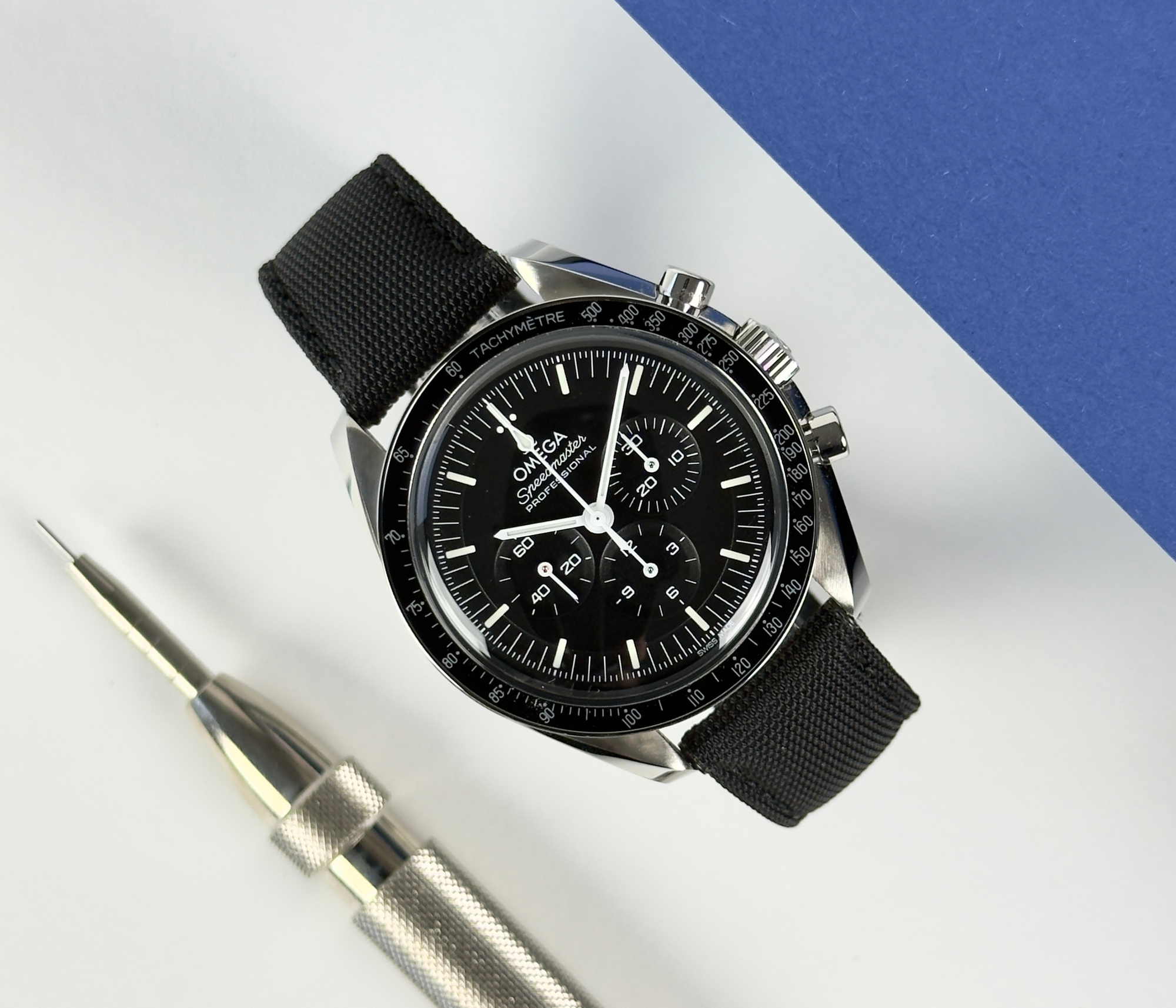 Omega Speedmaster hesalite 310.32.42.50.01.001 (dec. 2025) i stål med tekstilrem. Uret fremstår i mint stand uden brugsspor. Kommer som fuldt sæt: Bokse, certifikater, manualer mv. 