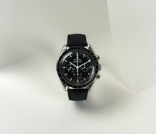 Omega Speedmaster hesalite 310.32.42.50.01.001 (dec. 2025) i stål med tekstilrem. Uret fremstår i mint stand uden brugsspor. Kommer som fuldt sæt: Bokse, certifikater, manualer mv. 
