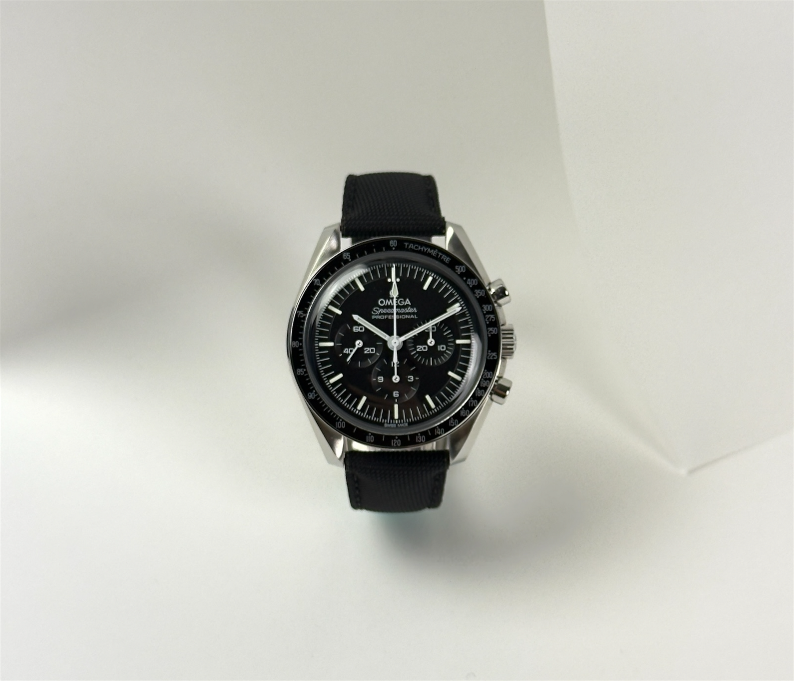 Omega Speedmaster hesalite 310.32.42.50.01.001 (dec. 2025) i stål med tekstilrem. Uret fremstår i mint stand uden brugsspor. Kommer som fuldt sæt: Bokse, certifikater, manualer mv. 