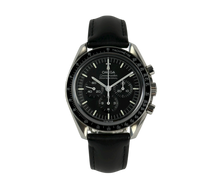 Omega Speedmaster Professional Moonwatch 310.32.42.50.01.002 fra 2021 i stål på sort læderrem. I rigtig god stand med få brugspor. Kommer som fuldt sæt.