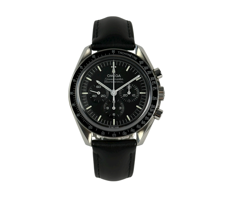 Omega Speedmaster Professional Moonwatch 310.32.42.50.01.002 fra 2021 i stål på sort læderrem. I rigtig god stand med få brugspor. Kommer som fuldt sæt.