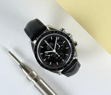 Omega Speedmaster Professional Moonwatch 310.32.42.50.01.002 fra 2021 i stål på sort læderrem. I rigtig god stand med få brugspor. Kommer som fuldt sæt.