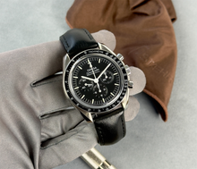 Omega Speedmaster Professional Moonwatch 310.32.42.50.01.002 fra 2021 i stål på sort læderrem. I rigtig god stand med få brugspor. Kommer som fuldt sæt.