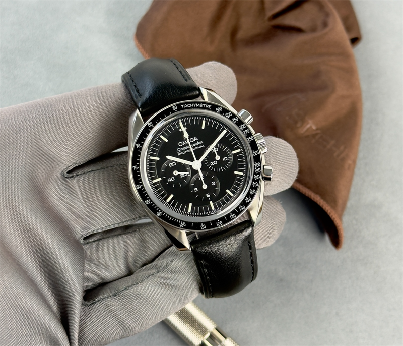 Omega Speedmaster Professional Moonwatch 310.32.42.50.01.002 fra 2021 i stål på sort læderrem. I rigtig god stand med få brugspor. Kommer som fuldt sæt.