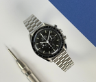 Omega Speedmaster Moonwatch Professional Hesalite (juni 2026) i stål med plexiglas. Uret fremstår i mint stand uden brugsspor og har delvist stickers, 10/10. Kommer som fuldt sæt: Bokse, certifikater, manualer og kvittering fra dansk AD. Kommer med ekstra sort original gummirem med foldespænde i stål. 