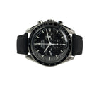 Omega Speedmaster hesalite 310.32.42.50.01.001 (dec. 2025) i stål med tekstilrem. Uret fremstår i mint stand uden brugsspor. Kommer som fuldt sæt: Bokse, certifikater, manualer mv. 