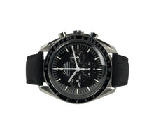 Omega Speedmaster hesalite 310.32.42.50.01.001 (dec. 2025) i stål med tekstilrem. Uret fremstår i mint stand uden brugsspor. Kommer som fuldt sæt: Bokse, certifikater, manualer mv. 
