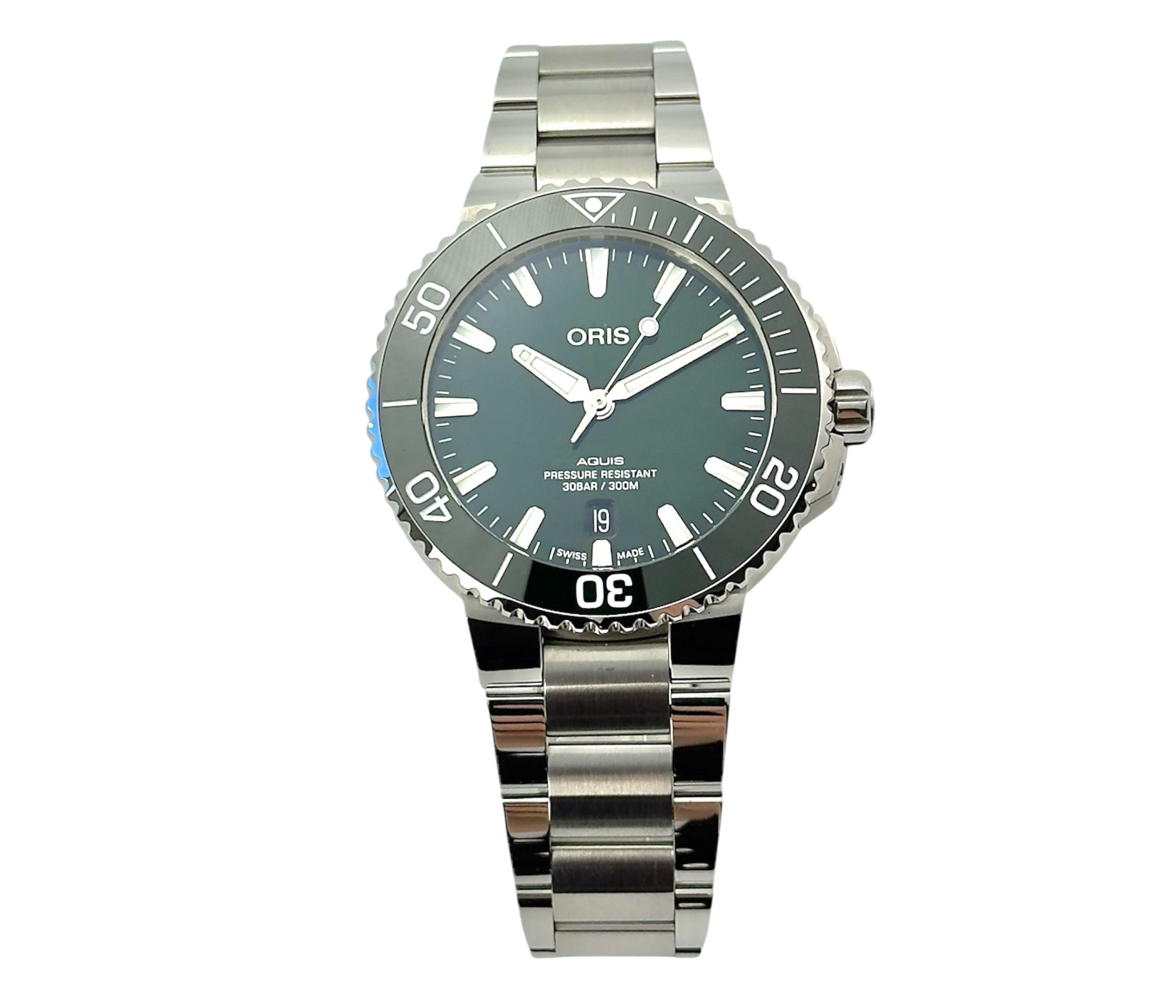 Oris Aquis ref. 01 733 7766 4157 i stål med grøn skive stående frontvisning i ny stand