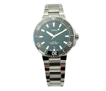 Oris Aquis ref. 01 733 7766 4157 i stål med grøn skive stående frontvisning i ny stand