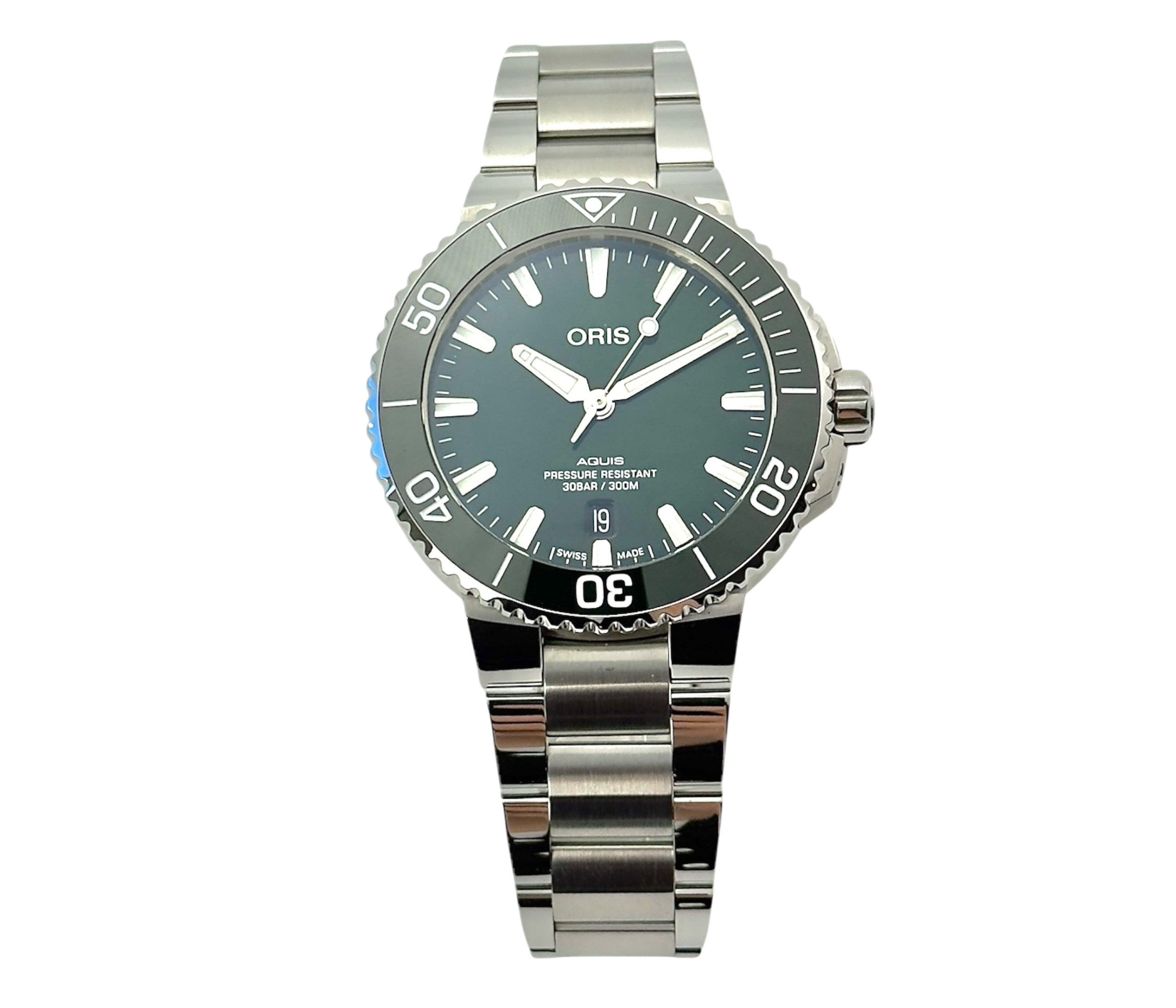 Oris Aquis ref. 01 733 7766 4157 i stål med grøn skive stående frontvisning i ny stand