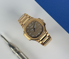 Patek Philippe Nautilus 7118/1R-010 (2021) i 18 kt. rosaguld. Uret måler 35 mm og fremstår i god alm. stand, 8/10. Kommer som fuldt sæt: Bokse, certifikat, PP-bog og manualer.