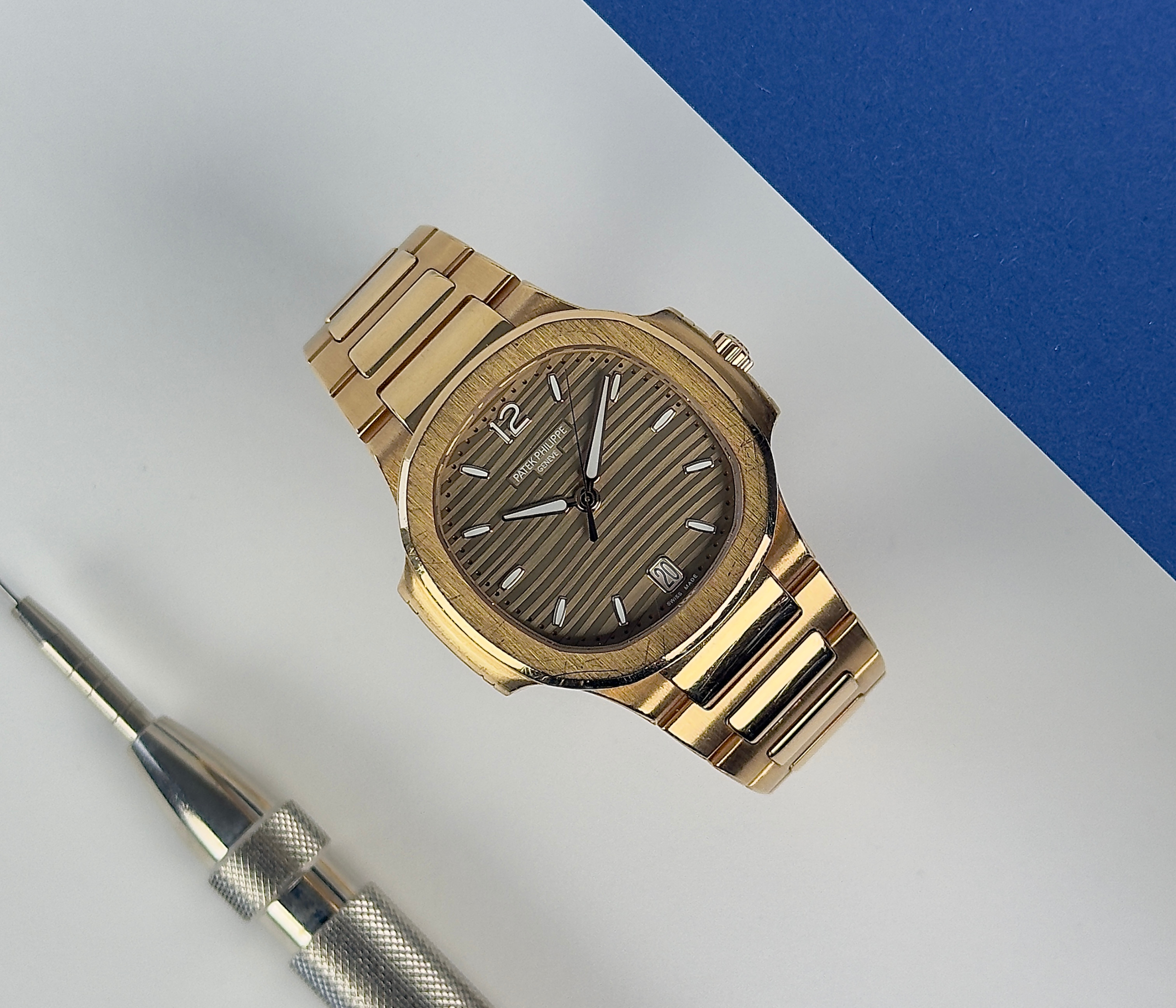Patek Philippe Nautilus 7118/1R-010 (2021) i 18 kt. rosaguld. Uret måler 35 mm og fremstår i god alm. stand, 8/10. Kommer som fuldt sæt: Bokse, certifikat, PP-bog og manualer.