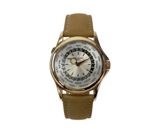 Patek Philippe World Time 5130R-001 (2007) i 18 kt. rosaguld. Uret fremstår i rigtig flot stand med mindre brugsspor, 9/10. Kommer på nyere Patek Philippe-rem i kalv med 18 kt. PP-foldespænde i rosaguld. Kommer som fuldt sæt: Bokse, certifikat, manualer, læderholder mv. 