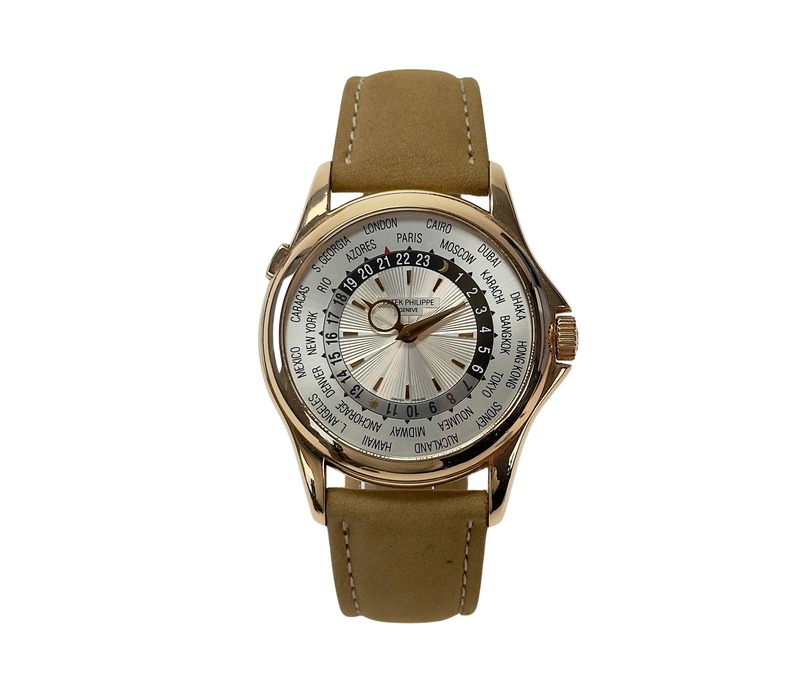 Patek Philippe World Time 5130R-001 (2007) i 18 kt. rosaguld. Uret fremstår i rigtig flot stand med mindre brugsspor, 9/10. Kommer på nyere Patek Philippe-rem i kalv med 18 kt. PP-foldespænde i rosaguld. Kommer som fuldt sæt: Bokse, certifikat, manualer, læderholder mv. 