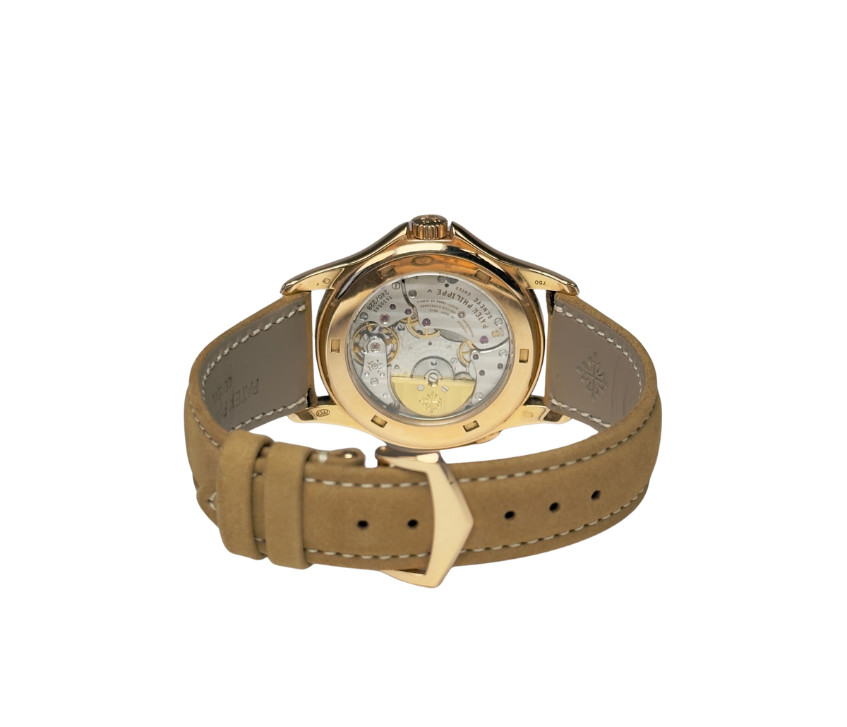 Patek Philippe World Time 5130R-001 (2007) i 18 kt. rosaguld. Uret fremstår i rigtig flot stand med mindre brugsspor, 9/10. Kommer på nyere Patek Philippe-rem i kalv med 18 kt. PP-foldespænde i rosaguld. Kommer som fuldt sæt: Bokse, certifikat, manualer, læderholder mv. 