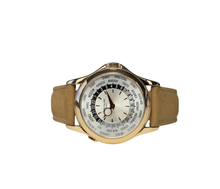 Patek Philippe World Time 5130R-001 (2007) i 18 kt. rosaguld. Uret fremstår i rigtig flot stand med mindre brugsspor, 9/10. Kommer på nyere Patek Philippe-rem i kalv med 18 kt. PP-foldespænde i rosaguld. Kommer som fuldt sæt: Bokse, certifikat, manualer, læderholder mv. 