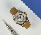 Patek Philippe World Time 5130R-001 (2007) i 18 kt. rosaguld. Uret fremstår i rigtig flot stand med mindre brugsspor, 9/10. Kommer på nyere Patek Philippe-rem i kalv med 18 kt. PP-foldespænde i rosaguld. Kommer som fuldt sæt: Bokse, certifikat, manualer, læderholder mv. 