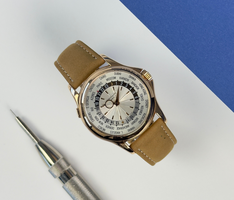 Patek Philippe World Time 5130R-001 (2007) i 18 kt. rosaguld. Uret fremstår i rigtig flot stand med mindre brugsspor, 9/10. Kommer på nyere Patek Philippe-rem i kalv med 18 kt. PP-foldespænde i rosaguld. Kommer som fuldt sæt: Bokse, certifikat, manualer, læderholder mv. 