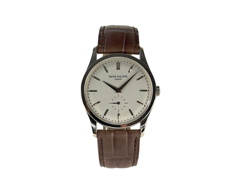 Patek Philippe Calatrava 5196G (2000'erne) i 18kt. hvidguld. Uret fremstår i virkelig flot stand med mindre bugsspor, 9.5/10. Det måler 37mm og er drevet af et in-house mekanisk manuelt optrukket værk. Kommer med to originale Patek Philippe-remme i sort og brun.