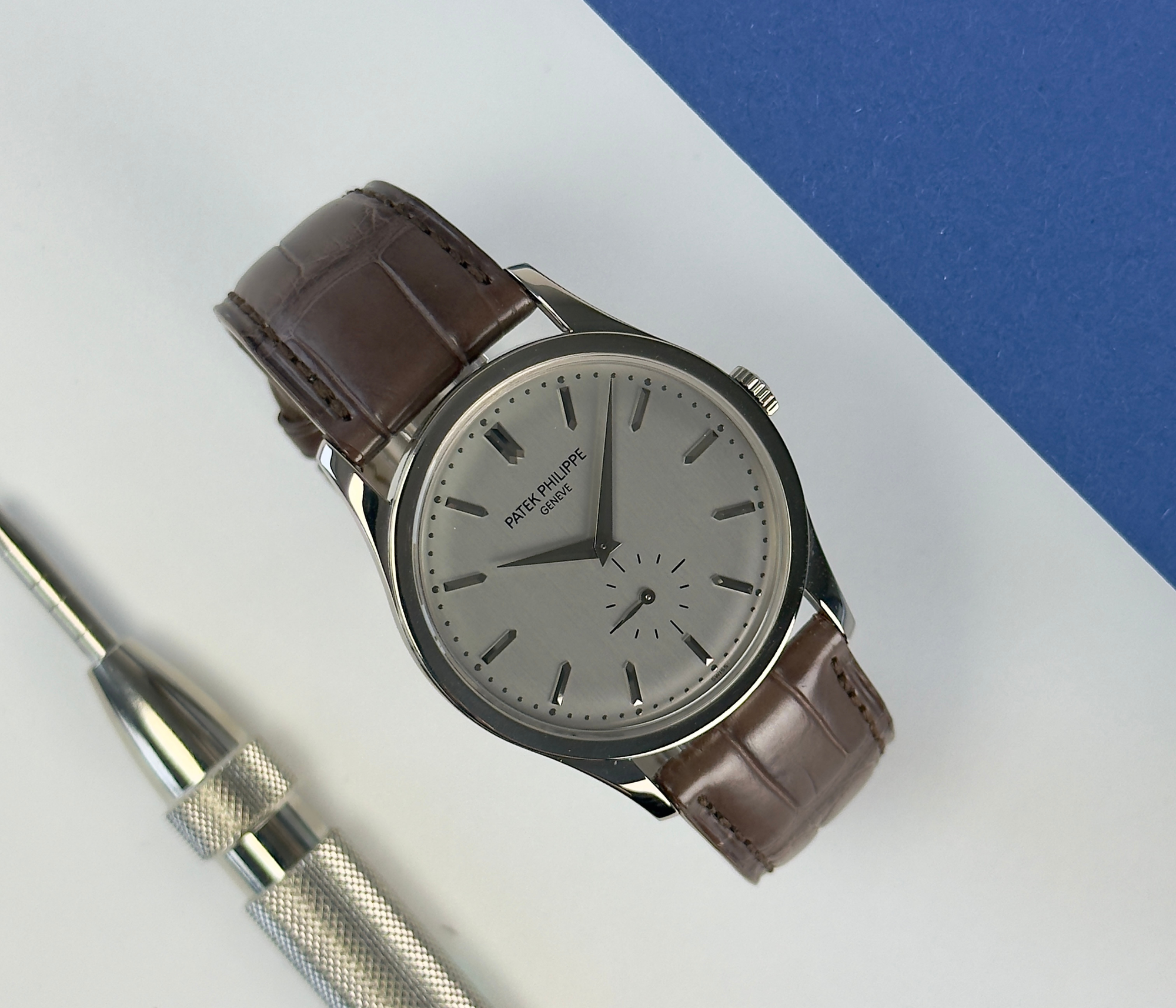 Patek Philippe Calatrava 5196G (2000'erne) i 18kt. hvidguld. Uret fremstår i virkelig flot stand med mindre bugsspor, 9.5/10. Det måler 37mm og er drevet af et in-house mekanisk manuelt optrukket værk. Kommer med to originale Patek Philippe-remme i sort og brun.