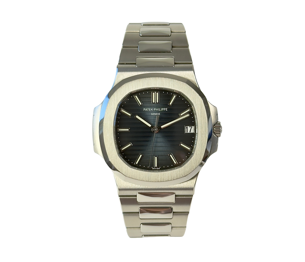 Patek Philippe Nautilus 5711/1A (2014) i stål med blå skive og integreret lænke. Uret måler 40 mm med en tykkelse på 8.6 mm, hvilket giver uret en elegant lav profil på håndleddet.
Uret fremstår i utroligt flot og upoleret stand med mindre brugsspor, +9/10.
Kommer som fuldt sæt: Bokse, certifikat, manualer, lædermappe mv. 