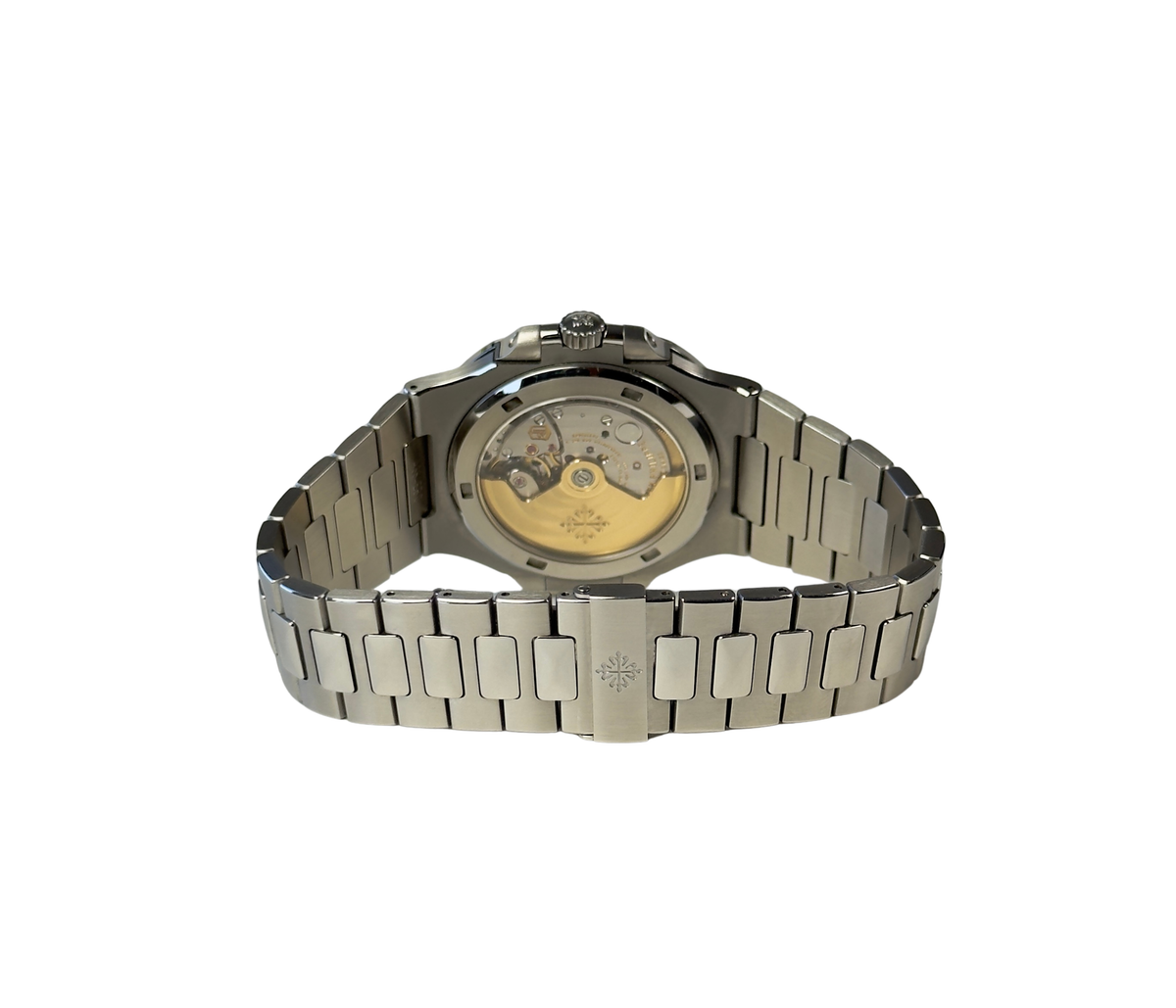 Patek Philippe Nautilus 5711/1A (2014) i stål med blå skive og integreret lænke. Uret måler 40 mm med en tykkelse på 8.6 mm, hvilket giver uret en elegant lav profil på håndleddet.
Uret fremstår i utroligt flot og upoleret stand med mindre brugsspor, +9/10.
Kommer som fuldt sæt: Bokse, certifikat, manualer, lædermappe mv. 