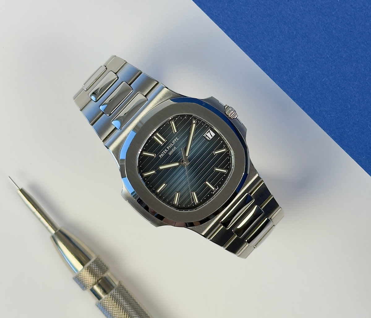 Patek Philippe Nautilus 5711/1A (2014) i stål med blå skive og integreret lænke. Uret måler 40 mm med en tykkelse på 8.6 mm, hvilket giver uret en elegant lav profil på håndleddet.
Uret fremstår i utroligt flot og upoleret stand med mindre brugsspor, +9/10.
Kommer som fuldt sæt: Bokse, certifikat, manualer, lædermappe mv. 