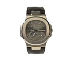 Patek Philippe Nautilus 5712G (2007) i hvidguld på læderrem. Uret fremstår i flot stand, 9/10, og er nyserviceret af Patek Philippe. Kommer som fuldt sæt: Bokse, Certifikat (Extract og archives), manualer og servicestickers. 
Der medfølger to ekstra Patek Philippe-remme, det ene er ubrugt.