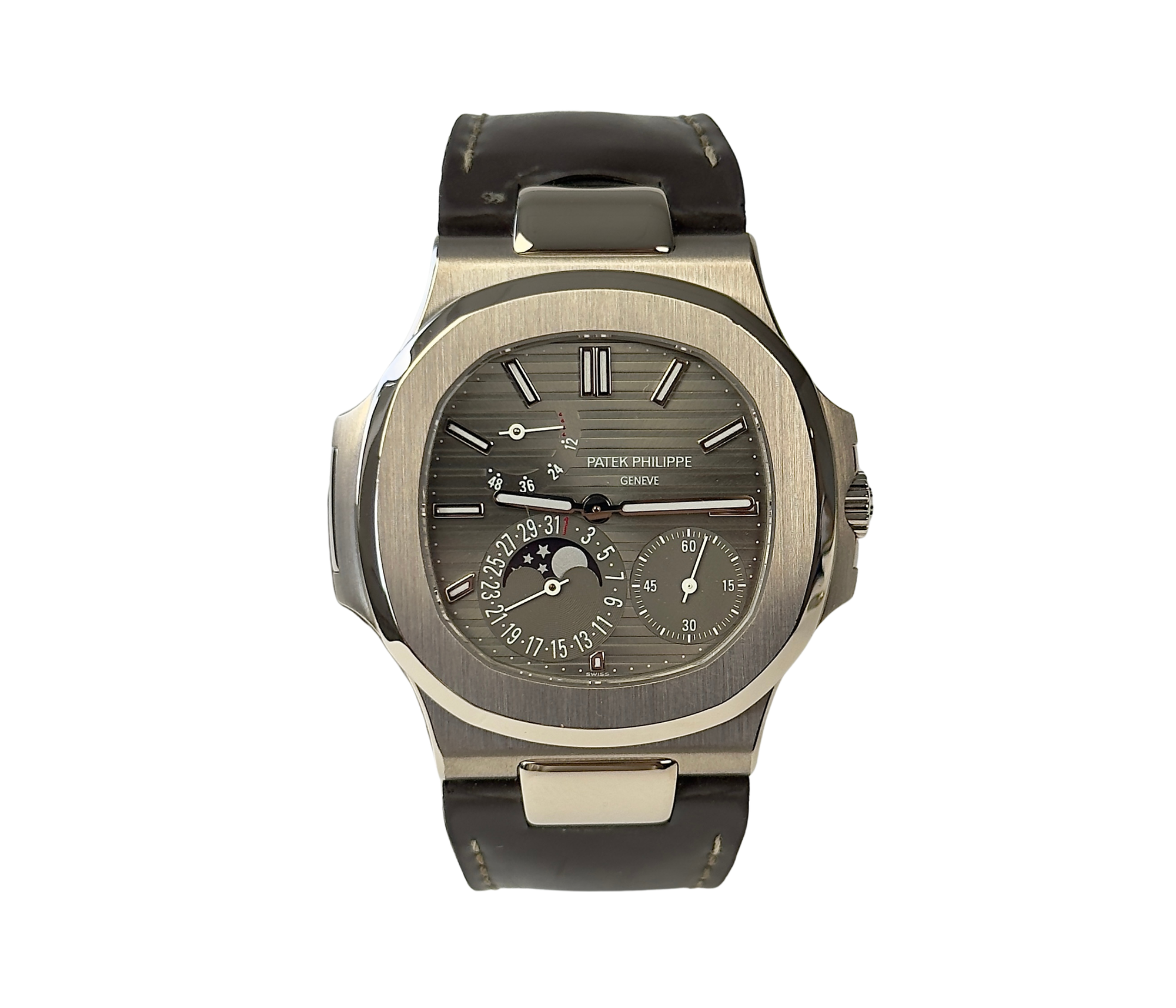 Patek Philippe Nautilus 5712G (2007) i hvidguld på læderrem. Uret fremstår i flot stand, 9/10, og er nyserviceret af Patek Philippe. Kommer som fuldt sæt: Bokse, Certifikat (Extract og archives), manualer og servicestickers. 
Der medfølger to ekstra Patek Philippe-remme, det ene er ubrugt.