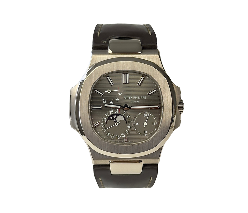 Patek Philippe Nautilus 5712G (2007) i hvidguld på læderrem. Uret fremstår i flot stand, 9/10, og er nyserviceret af Patek Philippe. Kommer som fuldt sæt: Bokse, Certifikat (Extract og archives), manualer og servicestickers. 
Der medfølger to ekstra Patek Philippe-remme, det ene er ubrugt.