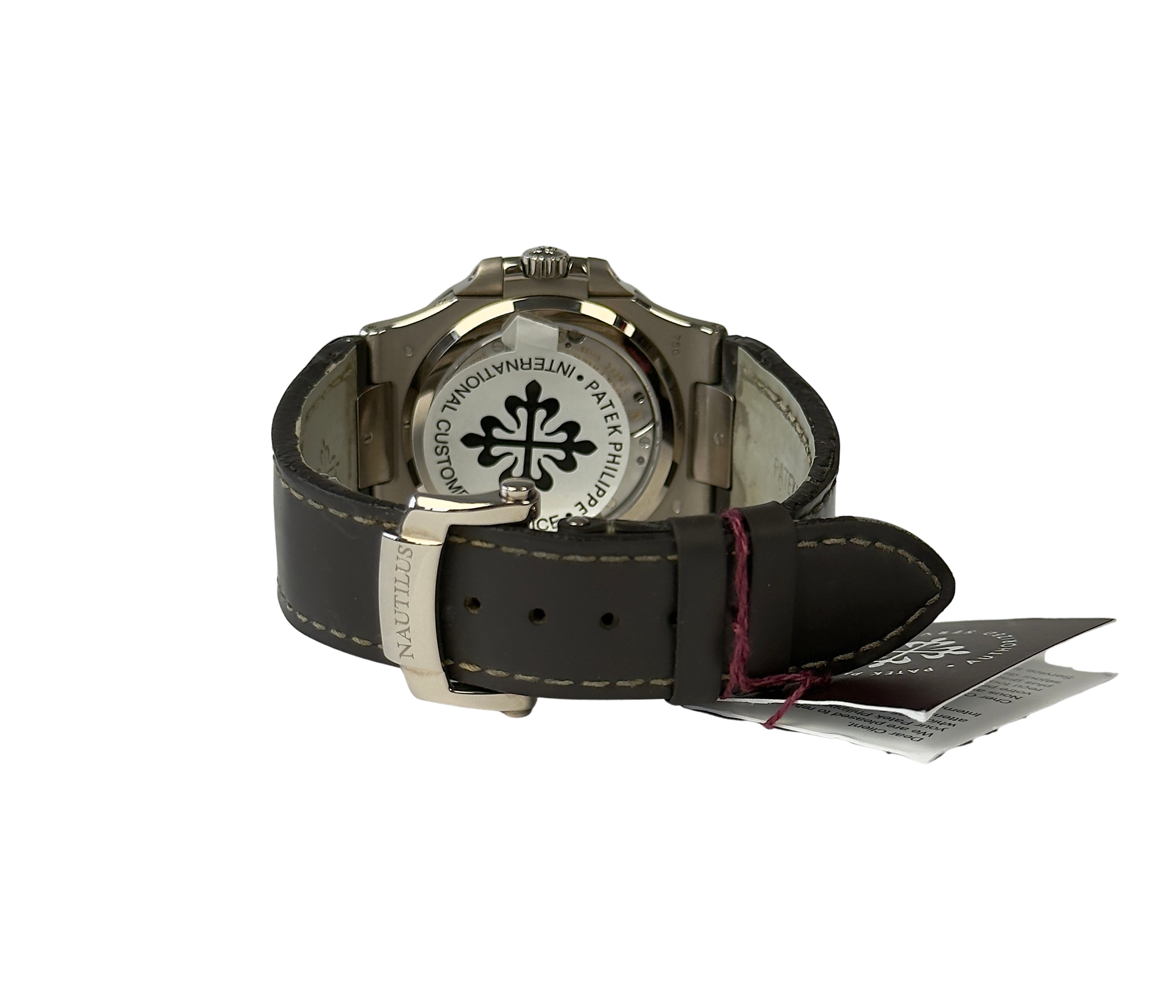 Patek Philippe Nautilus 5712G (2007) i hvidguld på læderrem. Uret fremstår i flot stand, 9/10, og er nyserviceret af Patek Philippe. Kommer som fuldt sæt: Bokse, Certifikat (Extract og archives), manualer og servicestickers. 
Der medfølger to ekstra Patek Philippe-remme, det ene er ubrugt.