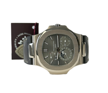 Patek Philippe Nautilus 5712G (2007) i hvidguld på læderrem. Uret fremstår i flot stand, 9/10, og er nyserviceret af Patek Philippe. Kommer som fuldt sæt: Bokse, Certifikat (Extract og archives), manualer og servicestickers. 
Der medfølger to ekstra Patek Philippe-remme, det ene er ubrugt.