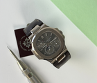 Patek Philippe Nautilus 5712G (2007) i hvidguld på læderrem. Uret fremstår i flot stand, 9/10, og er nyserviceret af Patek Philippe. Kommer som fuldt sæt: Bokse, Certifikat (Extract og archives), manualer og servicestickers. 
Der medfølger to ekstra Patek Philippe-remme, det ene er ubrugt.