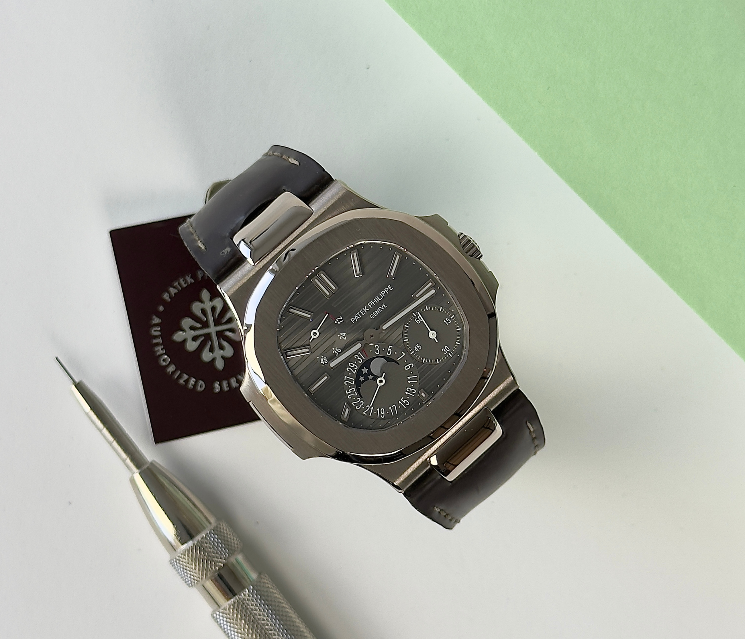 Patek Philippe Nautilus 5712G (2007) i hvidguld på læderrem. Uret fremstår i flot stand, 9/10, og er nyserviceret af Patek Philippe. Kommer som fuldt sæt: Bokse, Certifikat (Extract og archives), manualer og servicestickers. 
Der medfølger to ekstra Patek Philippe-remme, det ene er ubrugt.