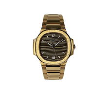 Patek Philippe Nautilus 7118/1R-010 (2021) i 18 kt. rosaguld. Uret måler 35 mm og fremstår i god alm. stand, 8/10. Kommer som fuldt sæt: Bokse, certifikat, PP-bog og manualer.