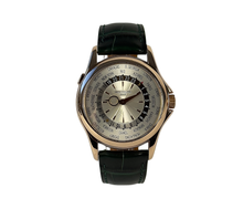 Patek Philippe World Time 5130R-001 (2010'erne) i 18 kt. guld. Uret fremstår i rigtig flot stand med mindre brugsspor. Kommer på ny kalverem med 18 kt. PP-foldespænde i guld. Leveres med boks og certifikat. 