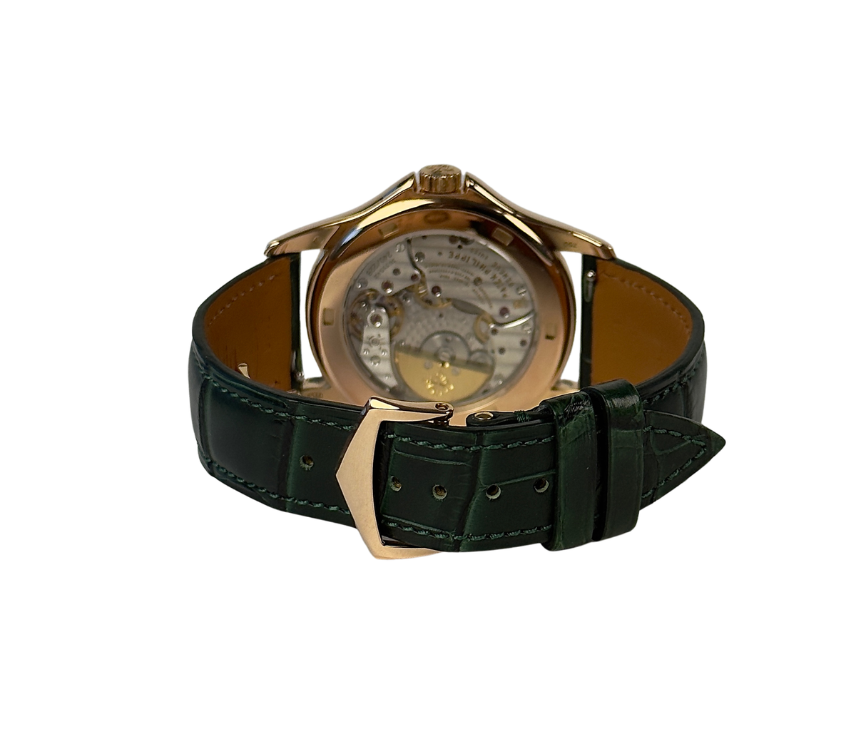 Patek Philippe World Time 5130R-001 (2010'erne) i 18 kt. guld. Uret fremstår i rigtig flot stand med mindre brugsspor. Kommer på ny kalverem med 18 kt. PP-foldespænde i guld. Leveres med boks og certifikat. 
