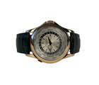 Patek Philippe World Time 5130R-001 (2010'erne) i 18 kt. guld. Uret fremstår i rigtig flot stand med mindre brugsspor. Kommer på ny kalverem med 18 kt. PP-foldespænde i guld. Leveres med boks og certifikat. 