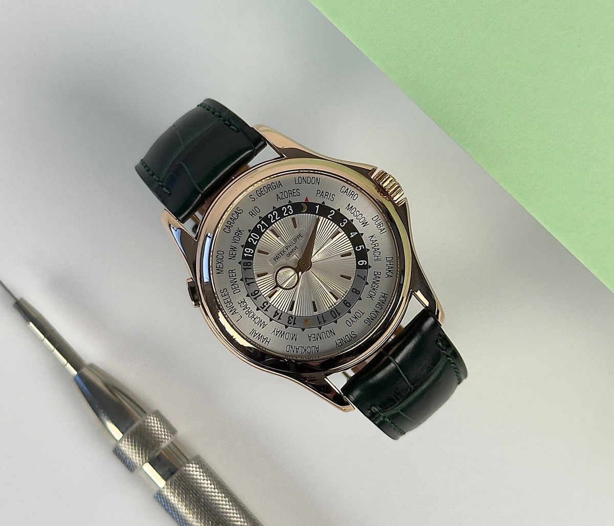 Patek Philippe World Time 5130R-001 (2010'erne) i 18 kt. guld. Uret fremstår i rigtig flot stand med mindre brugsspor. Kommer på ny kalverem med 18 kt. PP-foldespænde i guld. Leveres med boks og certifikat. 